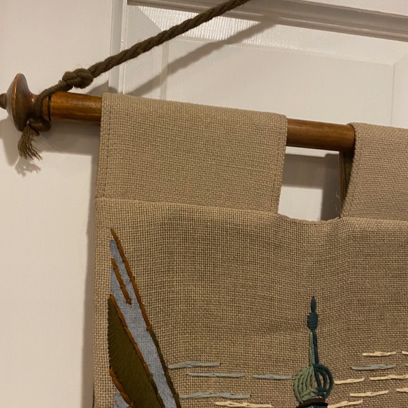 Vtg Handmade Handarbeiten Crewel Embroidered Plonlein Rothenburg Wall Hanging - Picture 3 of 9